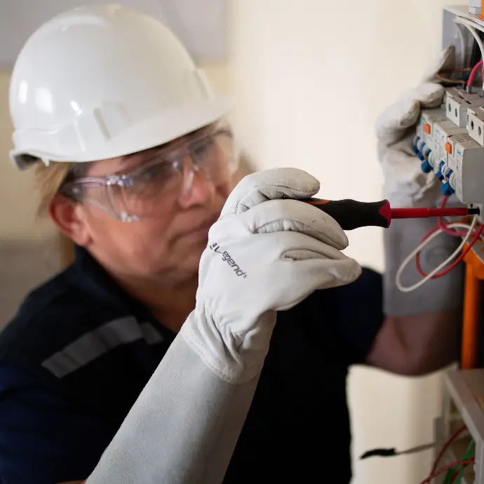 Mujer electricista arre